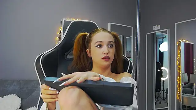 Eva Lovvia  online show from 01-21-25, 06:23