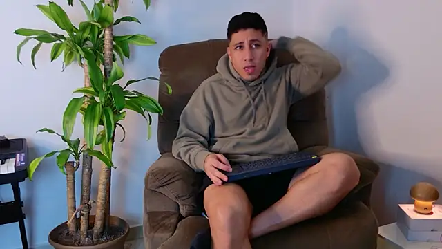 Snapshot of Fraannco chatting on 10-22-25, 01:39 Fraannco online show from 10-22-25, 01:39