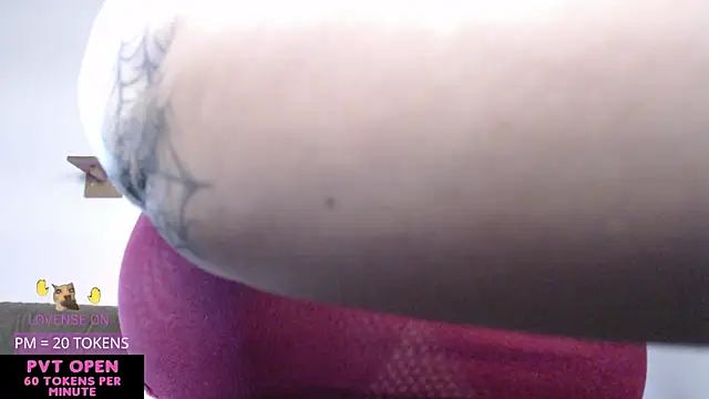 Snapshot of crystalll_room chatting on 05-27-26, 01:57 crystalll room online show from 05-27-26, 01:57