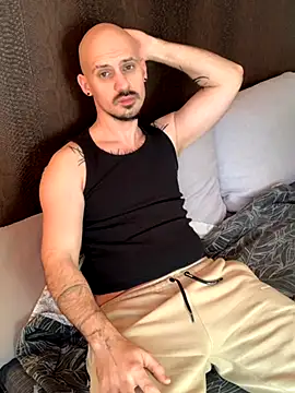 Snapshot of AssHunter4k chatting on 11-16-25, 08:20 AssHunter4k online show from 11-16-25, 08:20