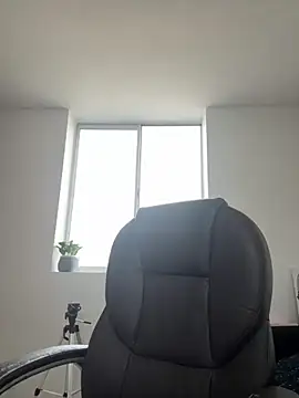 Snapshot of Michell_sr chatting on 10-18-25, 08:20 Michell sr online show from 10-18-25, 08:20