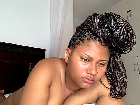 Snapshot of madell chatting on 11-16-25, 03:12 madell online show from 11-16-25, 03:12