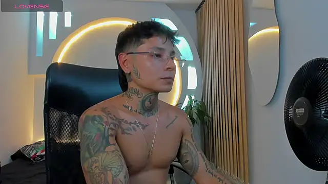 Snapshot of tattokoi chatting on 01-19-25, 01:43 tattokoi online show from 01-19-25, 01:43