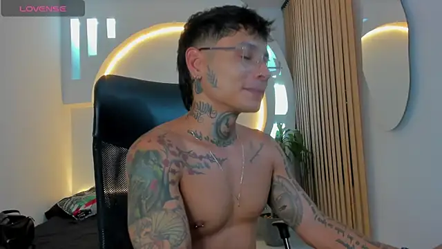 Snapshot of tattokoi chatting on 01-19-25, 04:44 tattokoi online show from 01-19-25, 04:44