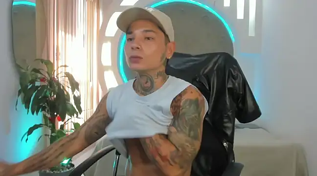 Snapshot of tattokoi chatting on 02-22-25, 07:36 tattokoi online show from 02-22-25, 07:36