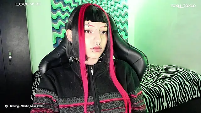 Snapshot of roxy_toxic chatting on 03-07-25, 01:42 roxy toxic online show from 03-07-25, 01:42