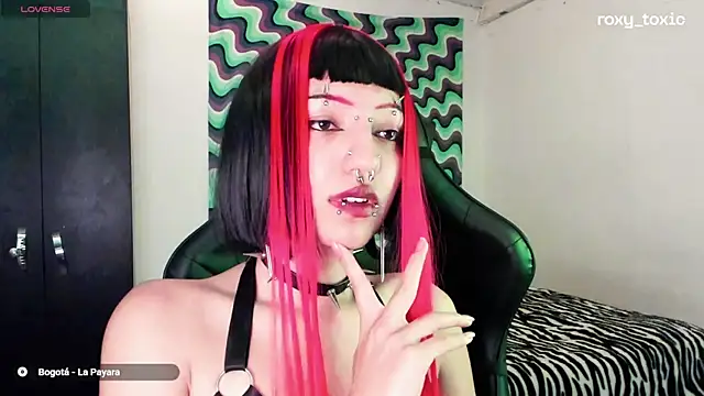 Snapshot of roxy_toxic chatting on 03-11-25, 01:48 roxy toxic online show from 03-11-25, 01:48