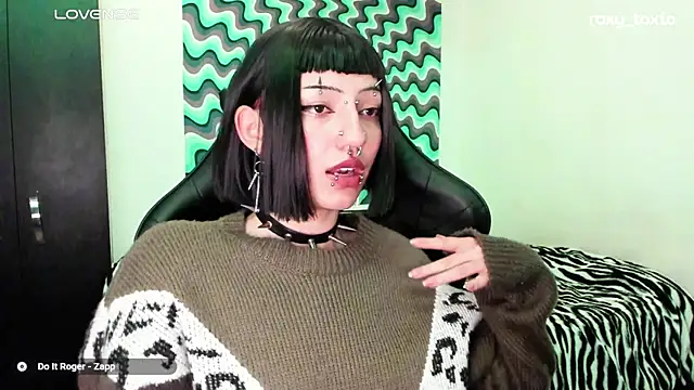 Snapshot of roxy_toxic chatting on 03-18-25, 03:20 roxy toxic online show from 03-18-25, 03:20