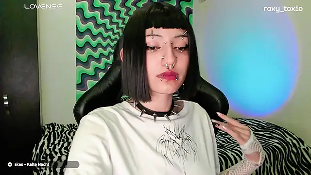 Snapshot of roxy_toxic chatting on 03-19-25, 01:54 roxy toxic online show from 03-19-25, 01:54