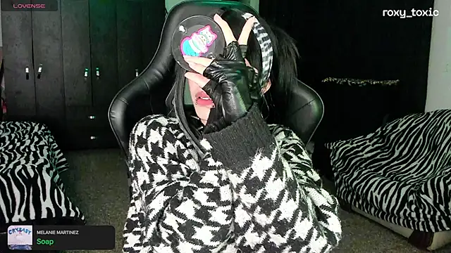 Snapshot of roxy_toxic chatting on 09-20-25, 02:56 roxy toxic online show from 09-20-25, 02:56