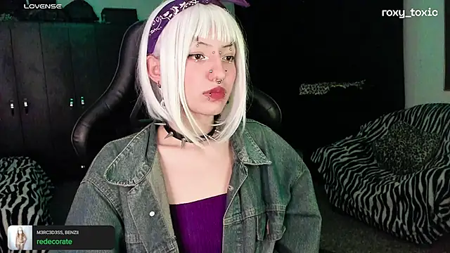 Snapshot of roxy_toxic chatting on 10-08-25, 01:36 roxy toxic online show from 10-08-25, 01:36