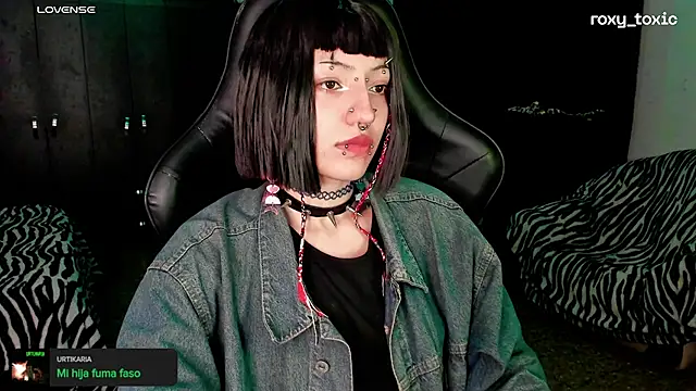 Snapshot of roxy_toxic chatting on 10-17-25, 02:15 roxy toxic online show from 10-17-25, 02:15