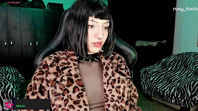 Snapshot of roxy_toxic chatting on 10-21-25, 01:28 roxy toxic online show from 10-21-25, 01:28