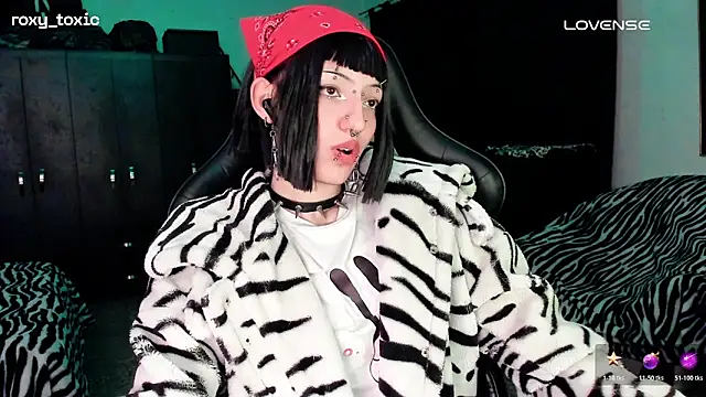 Snapshot of roxy_toxic chatting on 11-08-25, 03:29 roxy toxic online show from 11-08-25, 03:29