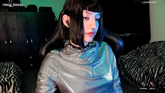 Snapshot of roxy_toxic chatting on 11-11-25, 01:27 roxy toxic online show from 11-11-25, 01:27