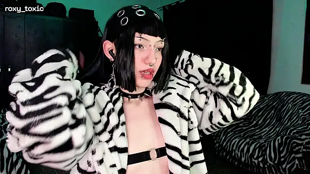 Snapshot of roxy_toxic chatting on 11-15-25, 02:20 roxy toxic online show from 11-15-25, 02:20