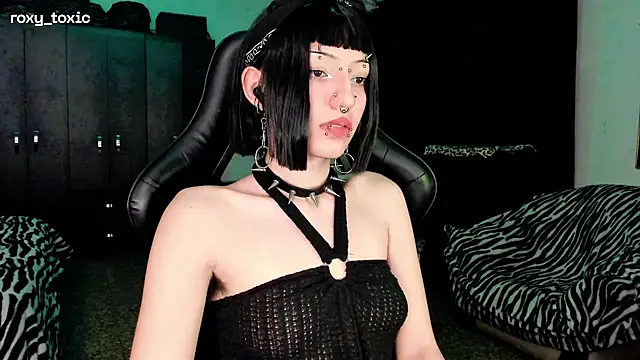 Snapshot of roxy_toxic chatting on 11-18-25, 12:38 roxy toxic online show from 11-18-25, 12:38