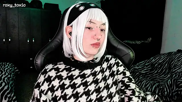 Snapshot of roxy_toxic chatting on 11-19-25, 02:00 roxy toxic online show from 11-19-25, 02:00