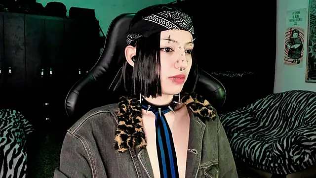 Snapshot of roxy_toxic chatting on 12-19-25, 02:07 roxy toxic online show from 12-19-25, 02:07