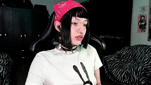 Snapshot of roxy_toxic chatting on 01-16-26, 12:25 roxy toxic online show from 01-16-26, 12:25