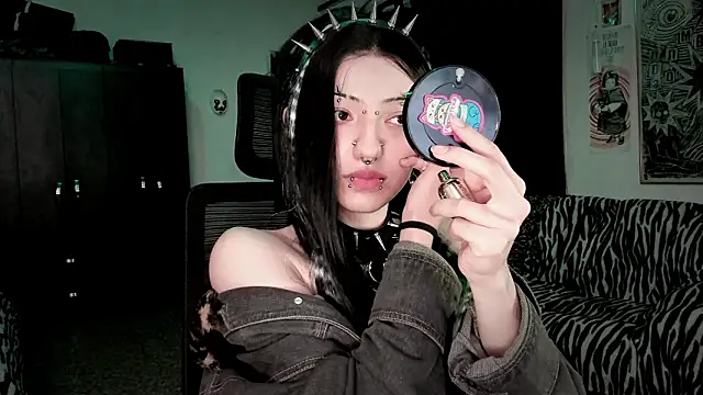 Snapshot of roxy_toxic chatting on 02-25-26, 12:42 roxy toxic online show from 02-25-26, 12:42