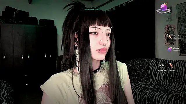 Snapshot of roxy_toxic chatting on 02-26-26, 12:20 roxy toxic online show from 02-26-26, 12:20