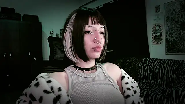 Snapshot of roxy_toxic chatting on 05-15-26, 10:50 roxy toxic online show from 05-15-26, 10:50