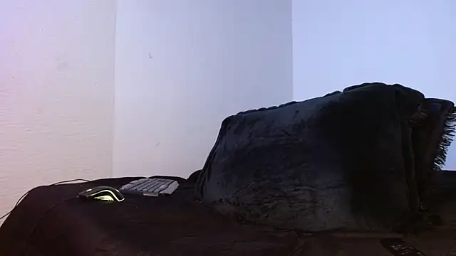 Snapshot of Lliam_2 chatting on 10-17-25, 03:42 Lliam 2 online show from 10-17-25, 03:42