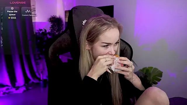 DakotaaJohnnson online show from 09-18-25, 11:01