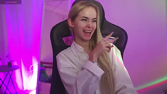 DakotaaJohnnson online show from 10-28-25, 12:19