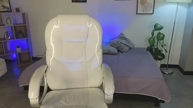 Nicole Foxx  online show from 10-11-25, 08:07