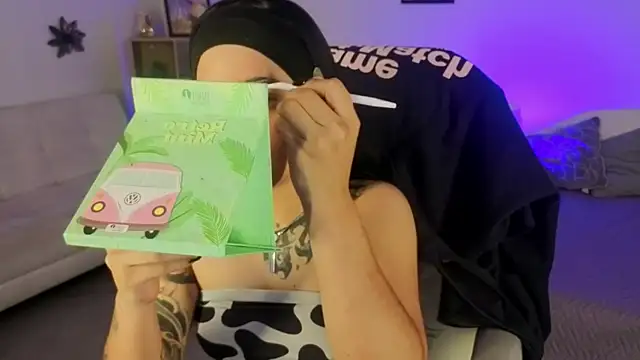 Nicole Foxx  online show from 10-15-25, 07:25