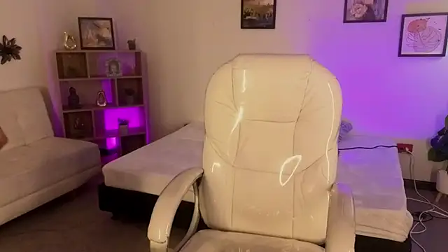 Nicole Foxx  online show from 10-22-25, 07:46