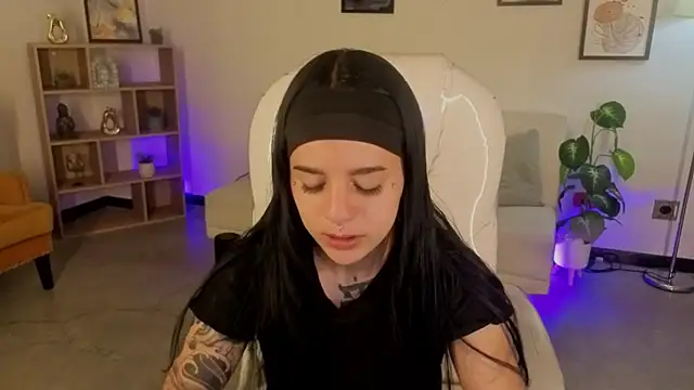 Nicole Foxx  online show from 11-14-25, 07:34