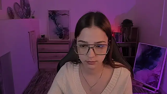 Snapshot of PamBeesly chatting on 02-01-25, 08:18 PamBeesly online show from 02-01-25, 08:18