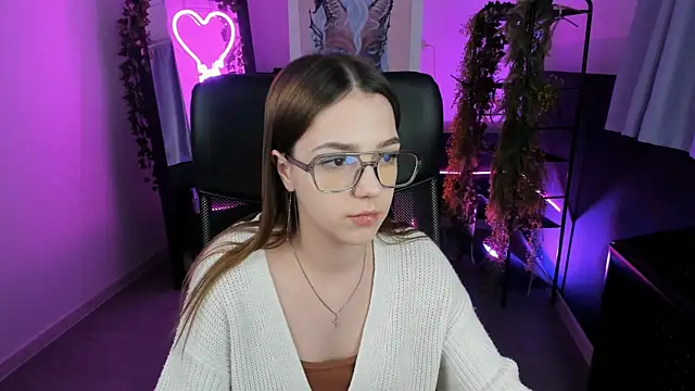 Snapshot of PamBeesly chatting on 02-08-25, 02:16 PamBeesly online show from 02-08-25, 02:16