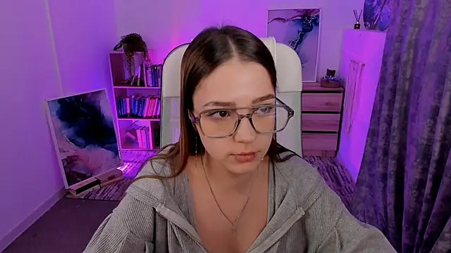 Snapshot of PamBeesly chatting on 02-26-25, 08:04 PamBeesly online show from 02-26-25, 08:04