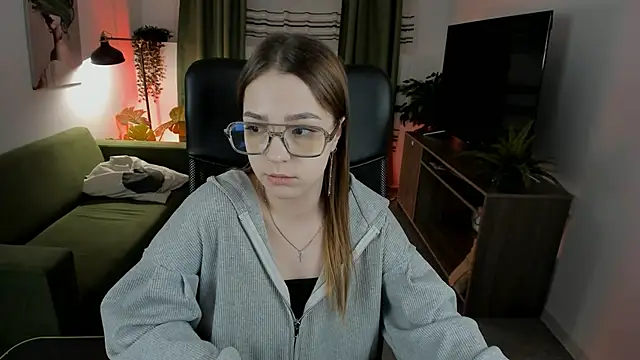 Snapshot of PamBeesly chatting on 03-16-25, 12:11 PamBeesly online show from 03-16-25, 12:11