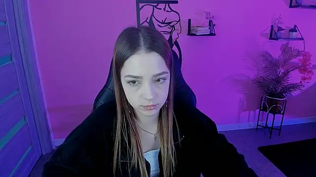 Snapshot of PamBeesly chatting on 03-22-25, 11:32 PamBeesly online show from 03-22-25, 11:32