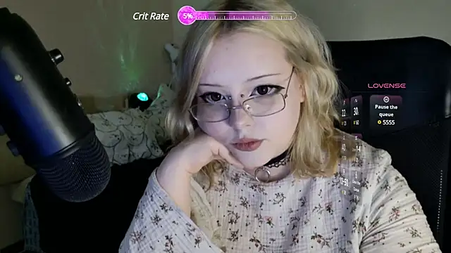 Snapshot of Electro_doll chatting on 03-05-25, 11:28 Electro doll online show from 03-05-25, 11:28