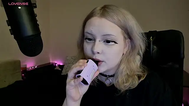 Snapshot of Electro_doll chatting on 03-15-25, 08:10 Electro doll online show from 03-15-25, 08:10