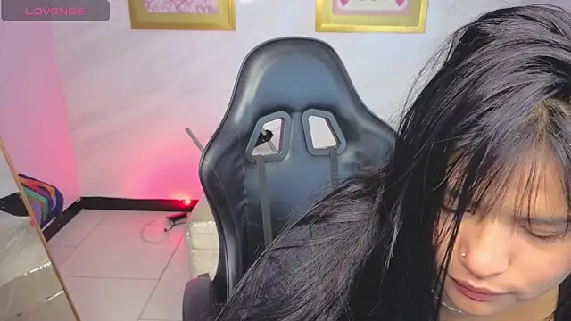 Snapshot of Paulette_v chatting on 04-29-26, 01:04 Paulette v online show from 04-29-26, 01:04