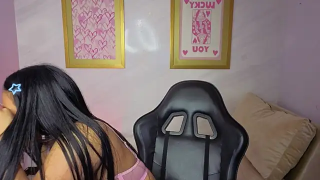 Snapshot of Paulette_v chatting on 05-11-26, 01:06 Paulette v online show from 05-11-26, 01:06