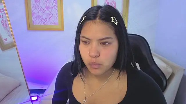 Snapshot of Paulette_v chatting on 05-19-26, 01:06 Paulette v online show from 05-19-26, 01:06