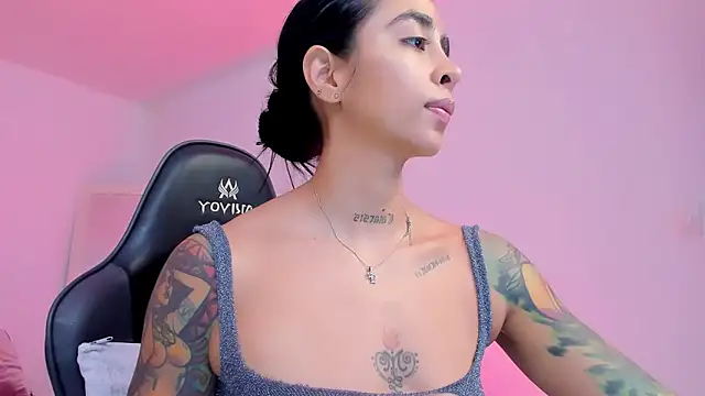 Snapshot of sophierooy22 chatting on 06-05-26, 02:01 sophierooy22 online show from 06-05-26, 02:01
