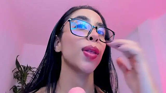 Snapshot of sophierooy22 chatting on 06-14-26, 03:19 sophierooy22 online show from 06-14-26, 03:19