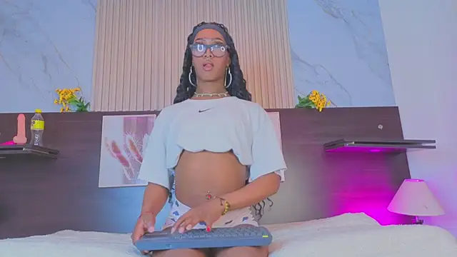 nahomy james25 online show from 10-05-25, 10:40