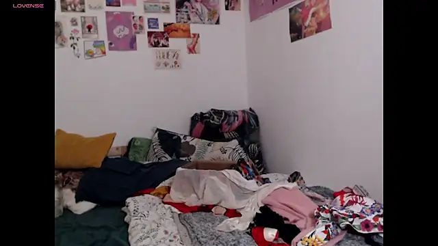 AdorahB3ll3 online show from 12-02-25, 08:15