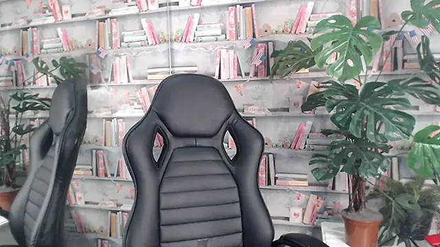 Snapshot of DemianEnglen chatting on 03-18-25, 11:20 DemianEnglen online show from 03-18-25, 11:20