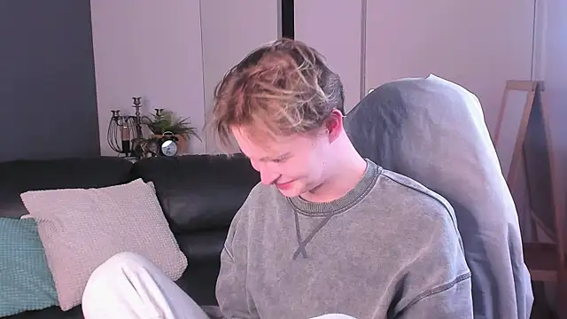 Snapshot of DemianEnglen chatting on 10-15-25, 09:59 DemianEnglen online show from 10-15-25, 09:59